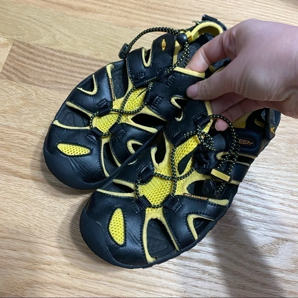 Keen yellow black